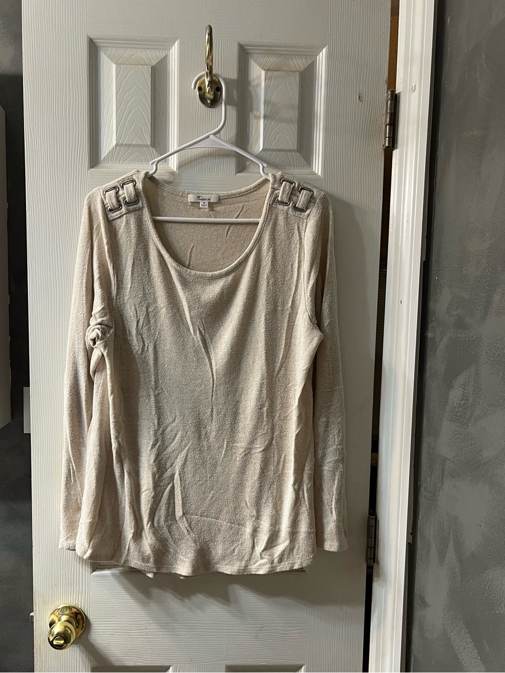 89th and Madison Women's Med Cream Long Sleeve Scoop Neck Top Shoulder Buckle